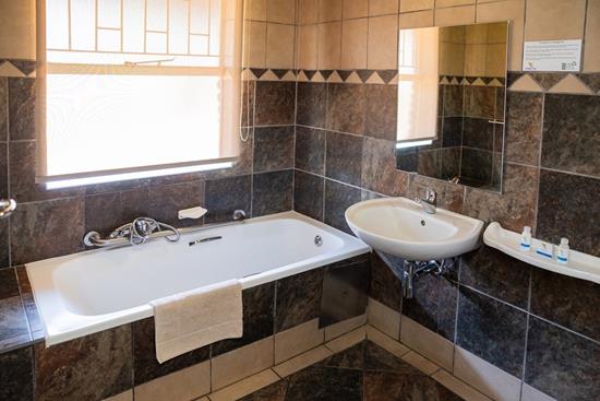 Warmbaths, A Forever Resort: 4-Sleeper Chalet. Wheelchair friendly. 2 bedrooms (1 double bed & 2 single beds)