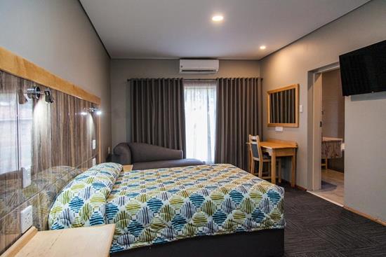 Warmbaths, A Forever Resort: 10-Sleeper Luxury Chalet. 4 bedrooms (3 queen beds & 4 single beds)